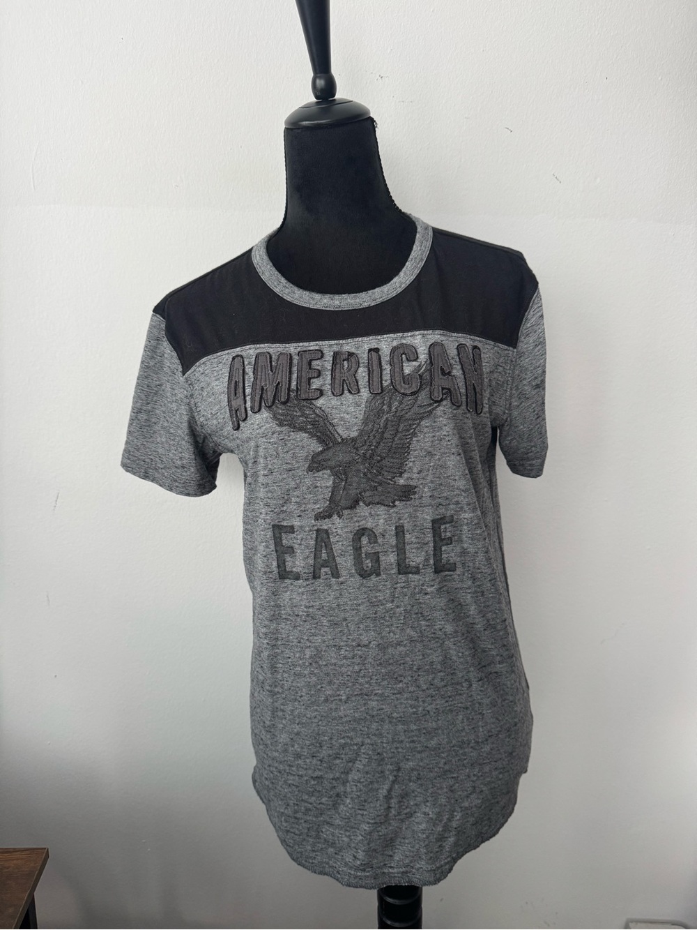 American Eagle Outfitters Gray Heather Short-Sleeve Graphic Tee - Picture 1 of 4